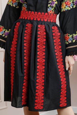 Fusta traditionala neagra cu broderie florala rosie Cecilia 03 [3]