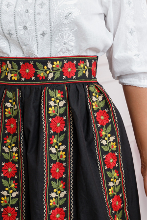 Fusta traditionala neagra cu broderie florala rosie Maria 01 [1]