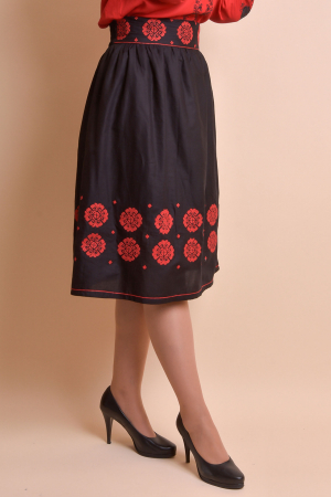Fusta traditionala neagra cu broderie florala rosie Eva 03 [6]