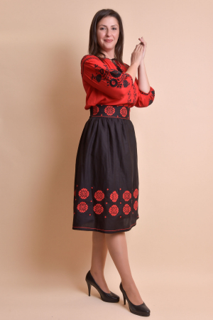 Fusta traditionala neagra cu broderie florala rosie Eva 03 [5]