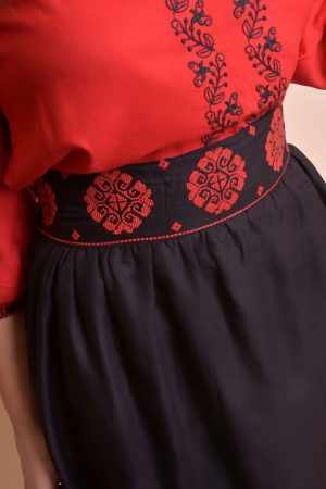 Fusta traditionala neagra cu broderie florala rosie Eva 03 [1]
