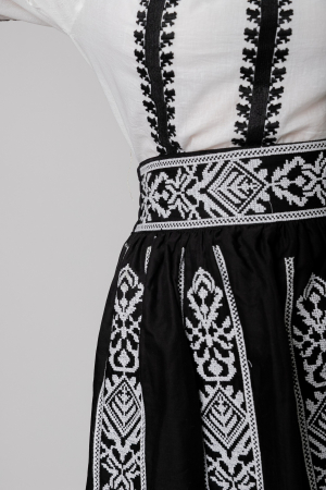 Fusta traditionala neagra cu broderie geometrica alba Anastasia [1]