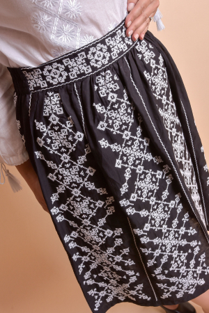 Fusta traditionala neagra cu broderie geometrica alba Eliza [1]