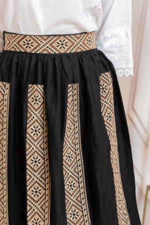 Fusta traditionala neagra cu broderie geometrica crem Magdalena 02 [1]