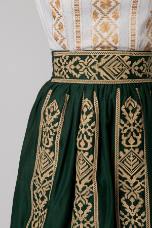 Fusta traditionala verde cu broderie geometrica crem Lacramioara [1]