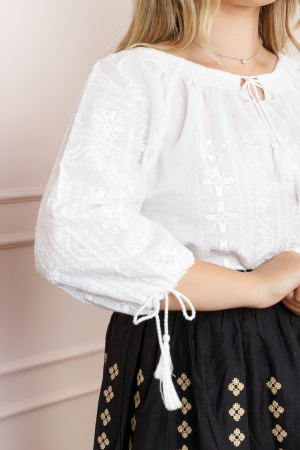 Ie traditionala alba cu motiv floral alb Lacramioara 01 - maneca scurta [1]