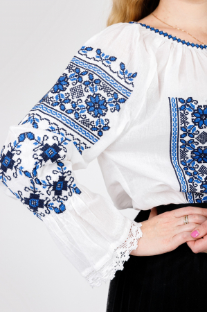 Ie traditionala alba cu motiv floral albastru Liana 05 [1]