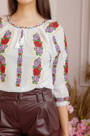 Ie traditionala alba cu motiv floral multicolor Iris [1]