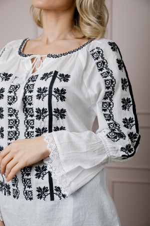 Ie traditionala alba cu motiv floral negru Alice [1]