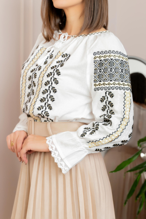 Ie traditionala alba cu motiv floral negru Iulica 02 [1]