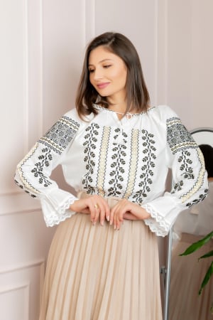 Ie cu maneca lunga - Ie traditionala alba cu motiv floral negru Iulica 02