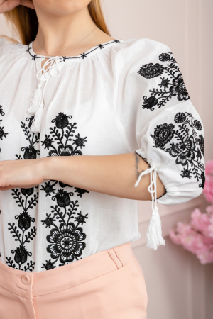 Ie traditionala alba cu motiv floral negru Miranda [1]