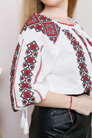 Ie traditionala alba cu motiv floral rosu Corina 01 [1]