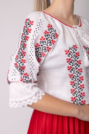 Ie traditionala alba cu motiv floral rosu Domnica [1]