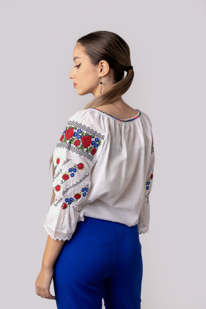 Ie traditionala alba cu motiv floral rosu Rozalia [2]