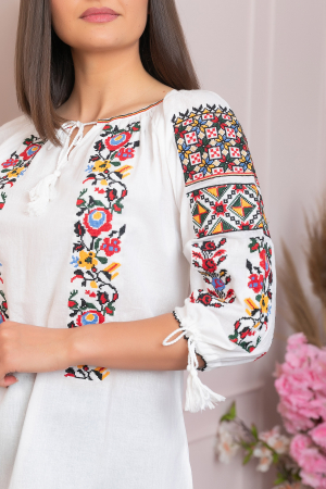 Ie traditionala alba cu motiv floral tricolor Catrinel [1]