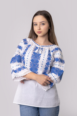 Ie cu maneca scurta - Ie traditionala alba cu motiv geometric albastru Ernestina 01
