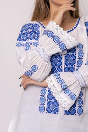 Ie traditionala alba cu motiv geometric albastru Costina 03 [1]