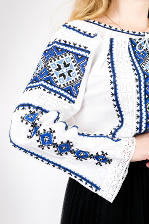 Ie traditionala alba cu motiv geometric albastru Paraschiva 04 - maneca lunga [1]