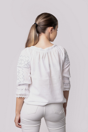 Ie traditionala alba cu motiv geometric argintiu Celia 01 [2]