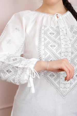 Ie traditionala alba cu motiv geometric argintiu Fabiana [1]