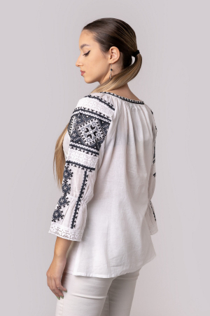 Ie traditionala alba cu motiv geometric gri Paraschiva 01 [2]