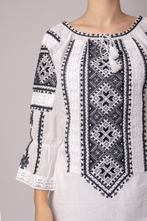 Ie traditionala alba cu motiv geometric gri Paraschiva 01 [1]