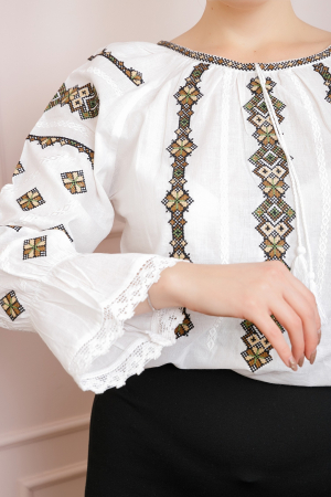 Ie traditionala alba cu motiv geometric maro Luana [1]