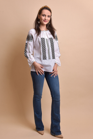 Ie traditionala alba cu motiv geometric negru Adelaida [6]