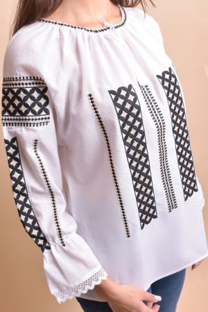 Ie traditionala alba cu motiv geometric negru Adelaida [5]