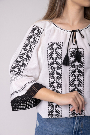Ie traditionala alba cu motiv geometric negru Alexia [1]