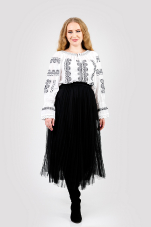 Ie traditionala alba cu motiv geometric negru Amalia [3]