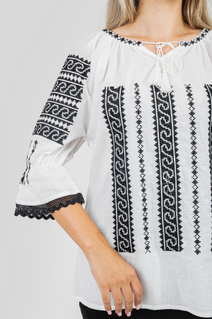 Ie traditionala alba cu motiv geometric negru Andrada 03 [1]