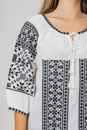 Ie traditionala alba cu motiv geometric negru Ariadna [1]