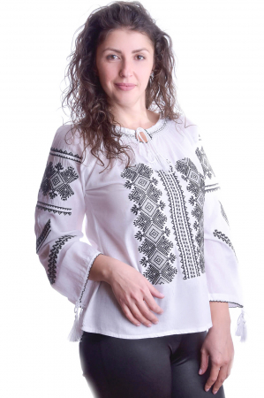 Ie traditionala alba cu motiv geometric negru Smaranda 03 [1]