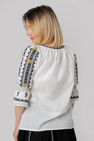 Ie traditionala alba cu motiv geometric negru Dominica 02 [2]