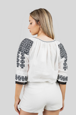 Ie traditionala alba cu motiv geometric negru Dumitra [2]