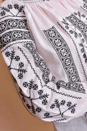 Ie traditionala alba cu motiv geometric negru Petra 03 - maneca lunga [3]