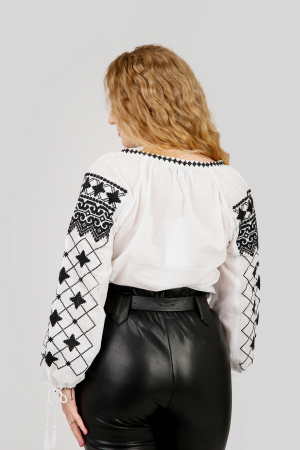 Ie traditionala alba cu motiv geometric negru Luiza 01 [2]