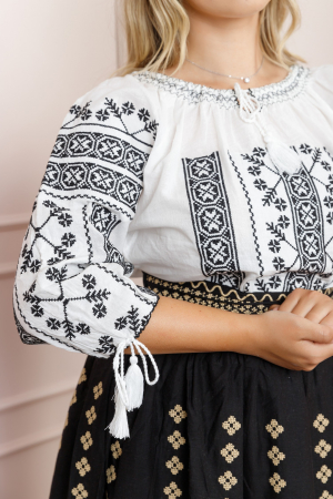Ie traditionala alba cu motiv geometric negru Petra 03 - maneca scurta [1]