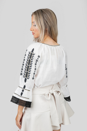 Ie traditionala alba cu motiv geometric negru Viviana 03 [2]