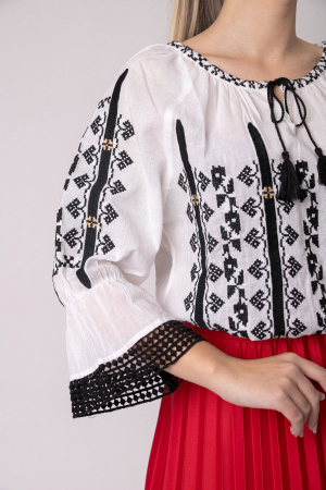 Ie traditionala alba cu motiv geometric negru Viviana 02 [2]