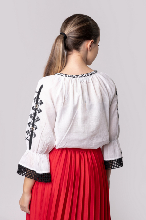 Ie traditionala alba cu motiv geometric negru Viviana 02 [3]