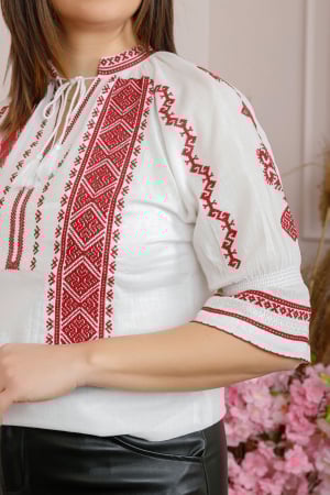Ie traditionala alba cu motiv geometric rosu Giulia 02 [1]