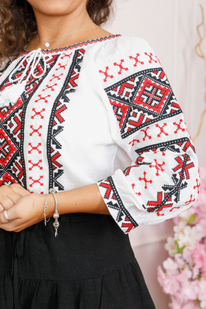Ie traditionala alba cu motiv geometric rosu Lorena 02 [1]