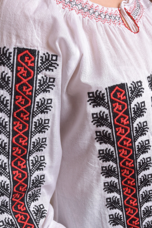 Ie traditionala alba cu motiv geometric rosu Cezara 02 [4]