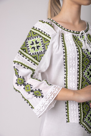 Ie traditionala alba cu motiv geometric verde Paraschiva 02 [1]
