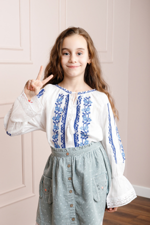 Ie traditionala alba pentru fetite cu motiv floral albastru Clara 01 [2]