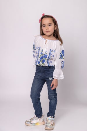 Ie traditionala alba pentru fetite cu motiv floral albastru Nicole [5]