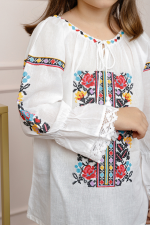 Ie traditionala alba pentru fetite cu motiv floral multicolor Denisa [1]